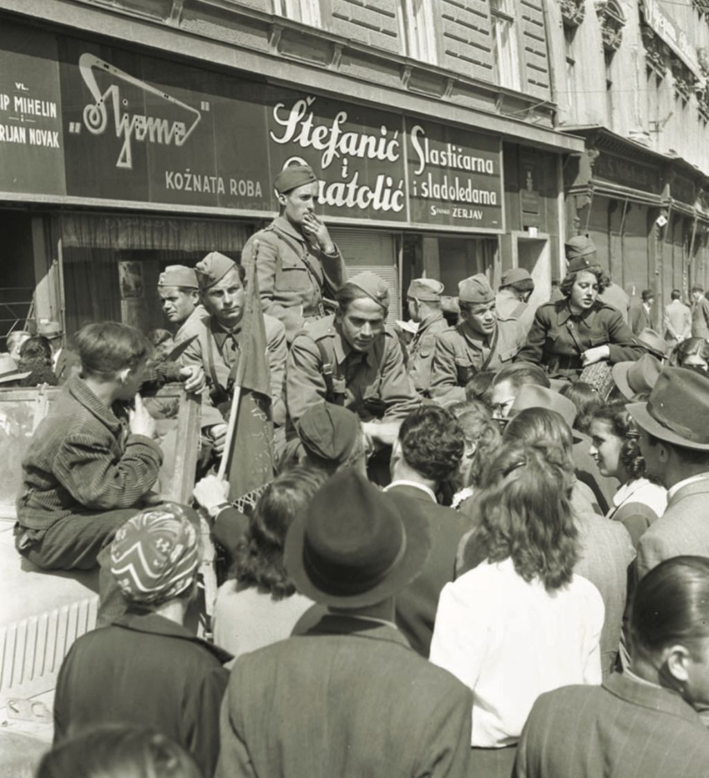 Zagreb, 8. svibnja 1945. godine. Susret partizana i građana Zagreba